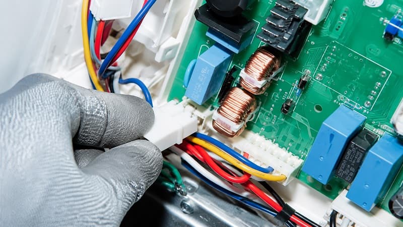 خرابی برد الکترونیکی و پایین نیامدن دمای یخچال